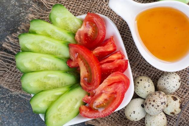 Czy można łączyć ogórek i pomidor w jednej sałatce?