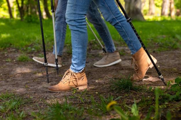 Jak poprawnie uprawiać nordic walking i czerpać z niego radość?