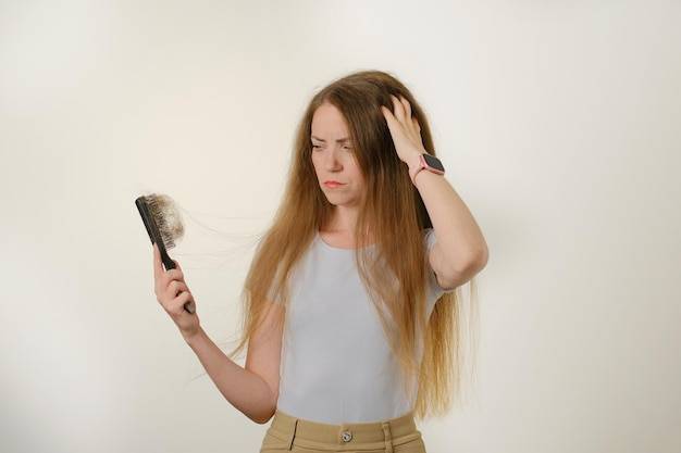 Wypadanie włosów jakiej witaminy brakuje?